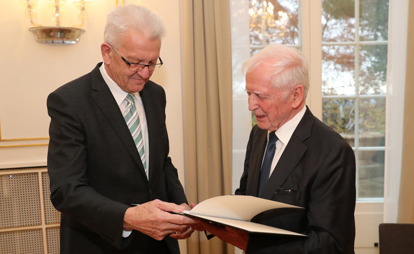 Auszeichnung Große Staufermedaille in Gold für Professor Harald zur Hausen Ministerpräsident Winfried Kretschmann (l.) und Professor Harald zur Hausen (r.)