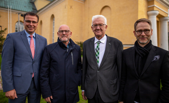 Auslandsbeziehungen Delegationsreise nach Finnland und Schweden v.l.n.r.: Staatssekretär Volker Schebesta, Verkehrsminister Winfried Hermann, Ministerpräsident Winfried Kretschmann und Staatssekretär Dr. Florian Stegmann vor dem Dom von Oulu (Finnland) (Bild: Staatsministerium Baden-Württemberg)