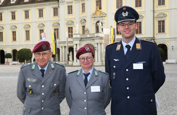 Symbolische Scheckübergabe an den Volksbund Deutsche Kriegsgräberfürsorge e.V.