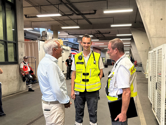 Sicherheit Stadionallianzen in Baden-Württemberg SuperCup 2025 in Stuttgart, Besuch der Einsatzkräfte