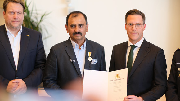 Verleihung der Rettungsmedaille an Muhammad Afzal