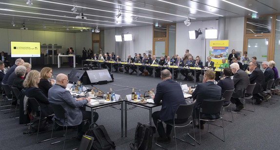 Blick in den Konferenzraum während des Top-Level-Meetings des Strategiedialogs Automobilwirtschaft BW