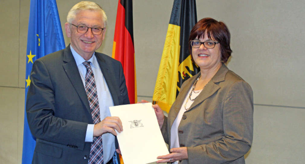 Ministerialdirektor Julian Würtenberger (l.) mit Landeswahlleiterin Cornelia Nesch (r.)