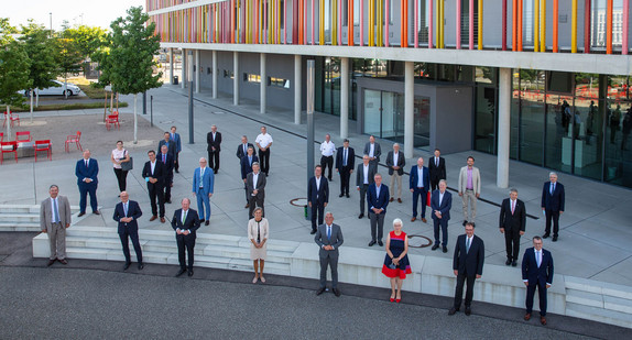 Innenminister Thomas Strobl mit den Teilnehmerinnen und Teilnehmer der Landrätekonferenz in Bruchsal