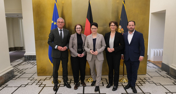 v.l.n.r.: Thomas Strobl, Stv. Ministerpräsident und Innenminister, Sandra Boser, Staatssekretärin im Ministerium für Kultus, Jugend und Sport, Marion Gentges, Ministerin der Justiz und für Migration, Dr. Ute Leidig, Staatssekretärin im Ministerium für Soziales, Gesundheit und Integration, Florian Haßler, Staatssekretär im Staatsministerium
