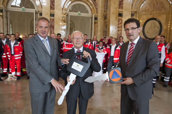 Innenminister Reinhold Gall, Dr. Lorenz Menz, Präsident des DRK-Landesverbandes Baden-Württemberg, Christoph Unger, Präsident des Bundesamtes für Bevölkerungsschutz und Katastrophenhilfe (von links)