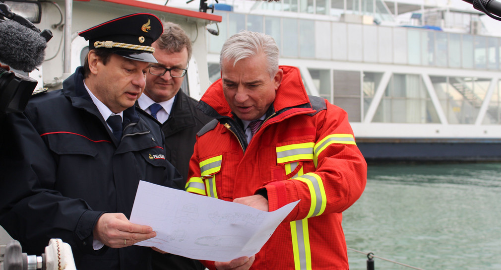 v.l.n.r.: Stadtbrandmeister Louis Laurösch, Oberbürgermeister Andreas Brand und Innenminister Thomas Strobl