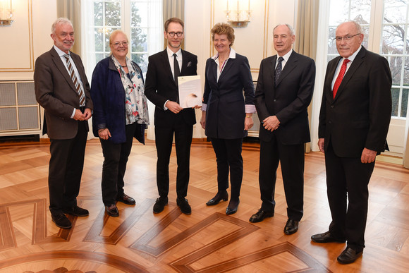 Bürokratieabbau Normenkontrollrat übergibt ersten Bericht v.l.n.r.: Claus Munkwitz, Prof. Dr. Gisela Färber, Staatssekretär Florian Stegmann, Dr. Gisela Meister-Scheufelen, Bernhard Bauer und Dr. h.c. Rudolf Böhmler (Bild: Staatsministerium Baden-Württemberg)