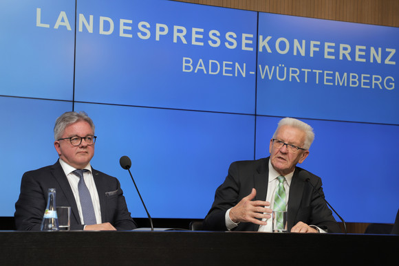 Pressekonferenz Forderungen des Landes an die neue Europäische Kommission Ministerpräsident Winfried Kretschmann und Europaminister Guido Wolf bei der Regierungspressekonferenz (Bild: Staatsministerium Baden-Württemberg)