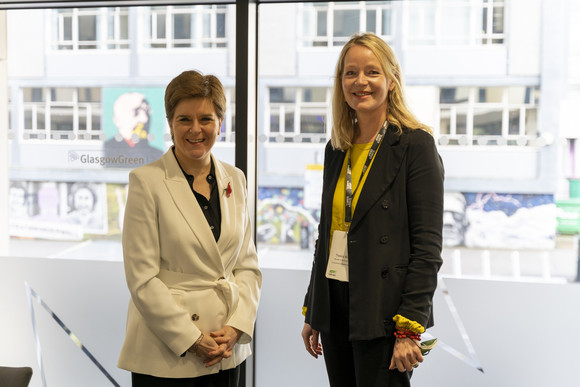 Auslandsreise Delegationsreise nach Schottland und England Schottlands Regierungschefin Nicola Sturgeon (links) und die Ministerin für Umwelt, Klima und Energiewirtschaft, Thekla Walker (rechts)