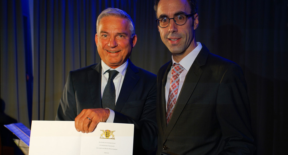 Innenminister Thomas Strobl verleiht Frank Harsch, Bürgermeister von Braunsbach, die Staufermedaille.