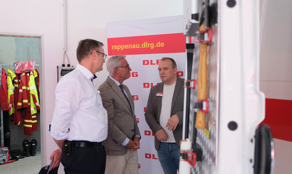 Bevölkerungsschutz Übergabe des neuen Einsatzleitwagens für die DLRG Übergabe des neuen Einsatzleitwagens für die DLRG