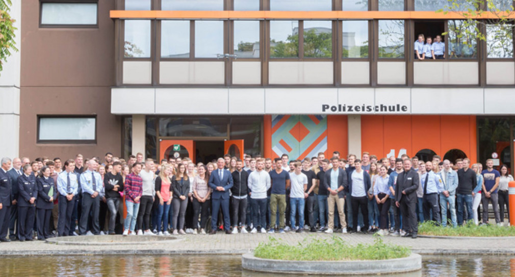 Gruppenbild Minister Thomas Strobl mit Polizeischülerinnen und Polizeischülern in Lahr. Foto Polizei BW