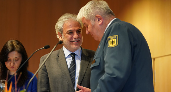 EU-Kommissar Christos Stylianides erhalt das Ehrenzeichen in Gold des THW.