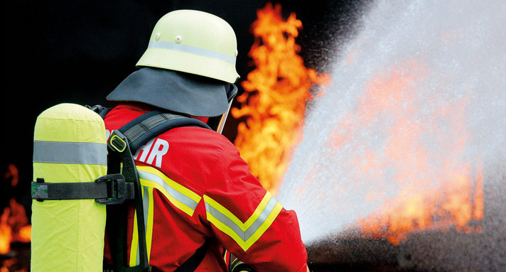 Feuerwehrmann beim Löschen eines Brandes_Quelle Michael Karl. 