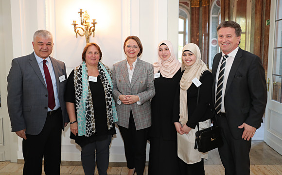 Iftar-Empfang Empfang anlässlich des muslimischen Fastenbrechens v.l.n.r.: Gökay Sofuoğlu (Türkische Gemeinde in Baden-Württemberg tgbw e.V.), Staatsministerin Theresa Schopper, Staatsministerin Annette Widmann-Mauz (Beauftragte der Bundesregierung für Migration, Flüchtlinge und Integration), Jwanita Al-Khatib-Saleh (coexist e.V. Stuttgart), Jasmin Saleh (coexist e.V. Stuttgart) und Sozial- und Integrationsminister Manne Lucha (Bild: Staatsministerium Baden-Württemberg)