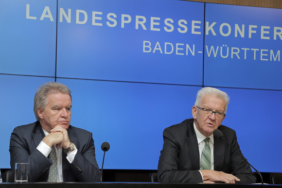 Pressekonferenz Verstärkter Einsatz beim globalen Klimaschutz Ministerpräsident Winfried Kretschmann (r.) und Umweltminister Franz Untersteller (l.) bei der Regierungspressekonferenz (Bild: Staatsministerium Baden-Württemberg)