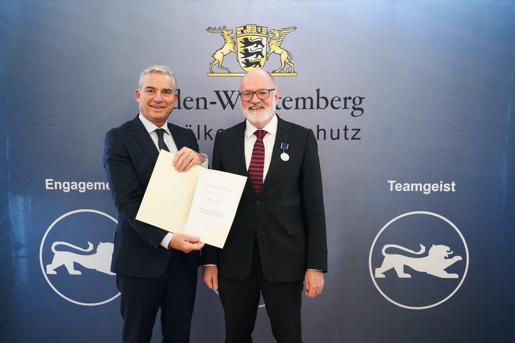 Minister Thomas Strobl verleiht in Stuttgart das neue Bevölkerungsschutz-Ehrenzeichen. Fotograf Steffen Schmid.