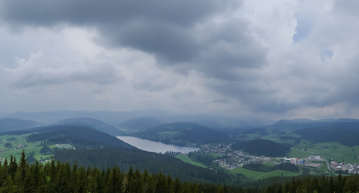 Gewitterzelle über dem Schwarzwald.