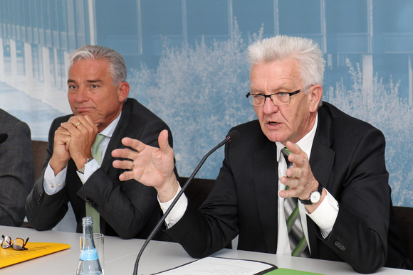 Pressekonferenz Ein-Jahres-Bilanz der Landesregierung Ministerpräsident Winfried Kretschmann (r.) und der stellvertretende Ministerpräsident und Innenminister, Thomas Strobl (l.)