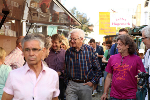 Sommertour Kretschmann wandert mit Bürgerinnen und Bürgern Hechinger Marktplatz: Ministerpräsident Winfried Kretschmann (M.) besucht den Wochenmarkt