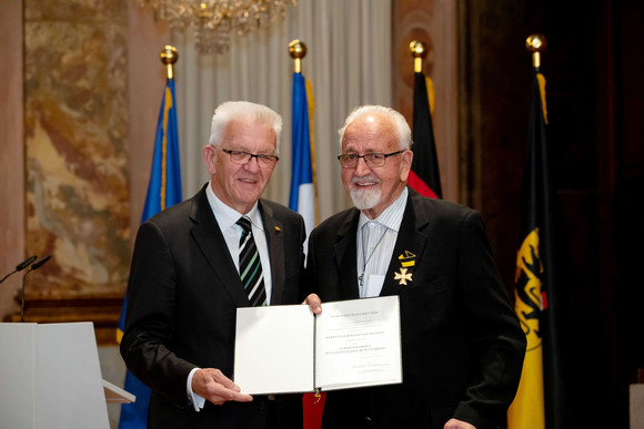 Auszeichnung Verdienstorden des Landes an 19 verdiente Persönlichkeiten Ministerpräsident Winfried Kretschmann (l.) und Benno Baumeister (r.)