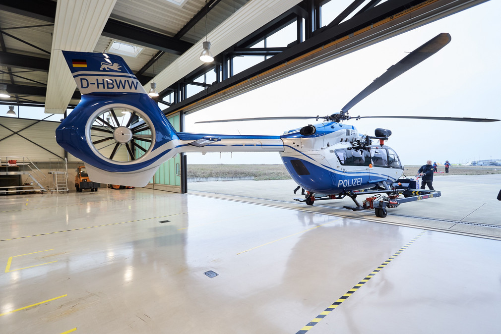 Hubschrauber der Polizei Baden-Württemberg wird ins Freie gezogen.