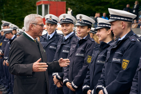 Minister Strobl im Gespräch mit Polizeianwärterinnen und Polizeianwärtern