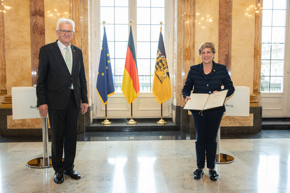 Regierungsbildung Neue Landesregierung Ministerpräsident Winfried Kretschmann (l.) und Nicole Razavi (r.), Ministerin für Landesentwicklung und Wohnen