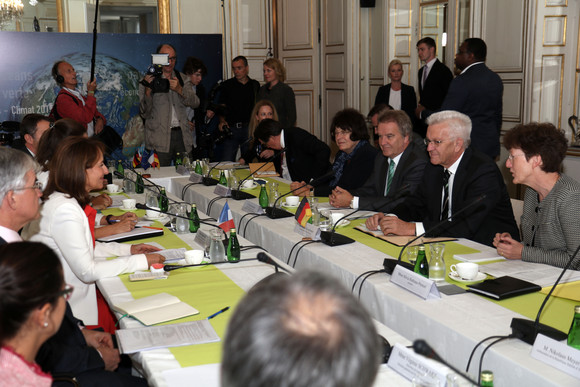 Ausland Delegationsreise nach Frankreich Gespräch von Ministerpräsident Winfried Kretschmann (r.) mit der französischen Umweltministerin Ségolène Royal (l.)