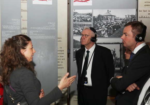 DELEGATIONSREISE Reise nach Israel und in die Palästinensischen Gebiete Ministerpräsident Winfried Kretschmann (M.) in der Gedenkstätte Yad Vashem