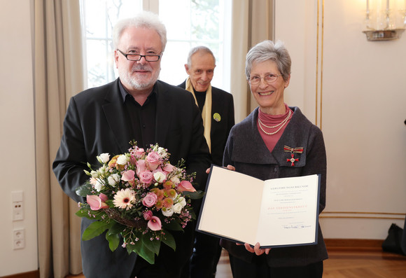 Auszeichnung Bundesverdienstkreuz für Lore Bernecker-Boley Staatsminister Klaus-Peter Murawski (l.) und Lore Bernecker-Boley (r.)