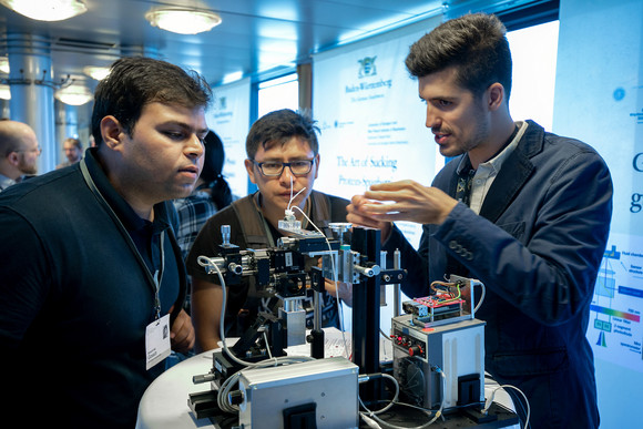 Forschung Nobelpreisträger-Schifffahrt 2019 Wissenschaftler im Gespräch (Bild: © Staatsministerium Baden-Württemberg)