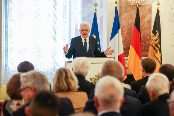 Auszeichnung Verdienstorden des Landes an 23 verdiente Persönlichkeiten Ministerpräsident Winfried Kretschmann bei seiner Ansprache zu den Gästen
