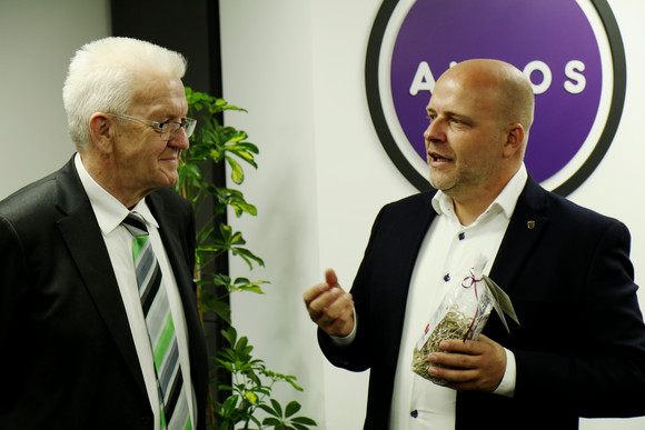 DELEGATIONSREISE Reise nach Israel und in die Palästinensischen Gebiete Ministerpräsident Winfried Kretschmann (l.) beim Firmenbesuch der Axsos AG in Ramallah