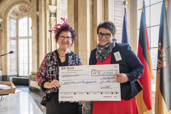 Gesellschaft Festlicher Frühjahrskaffee mit Gerlinde Kretschmann Gerlinde Kretschmann (l.) überreicht Steffi Oeben (r.) einen Spendenscheck