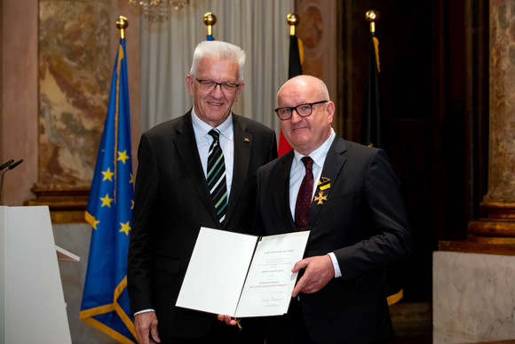 Auszeichnung Verdienstorden des Landes an 19 verdiente Persönlichkeiten Ministerpräsident Winfried Kretschmann (l.) und Ulrich Dietz (r.)