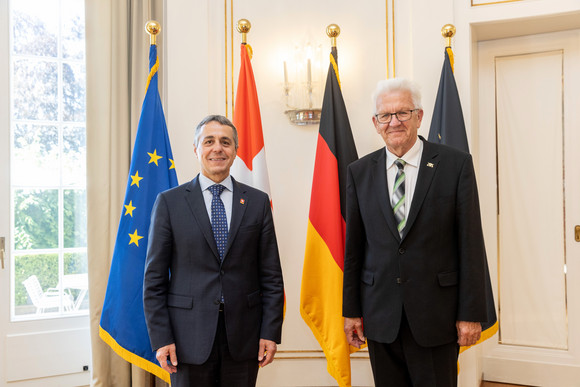 Europa Kretschmann empfängt Schweizer Bundespräsident Ministerpräsident Winfried Kretschmann (rechts) und der Schweizer Bundespräsident Ignazio Cassis (links) stehen vor Fahnen.