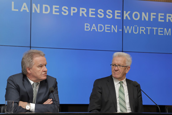 Pressekonferenz Verstärkter Einsatz beim globalen Klimaschutz Ministerpräsident Winfried Kretschmann (r.) und Umweltminister Franz Untersteller (l.) bei der Regierungspressekonferenz (Bild: Staatsministerium Baden-Württemberg)