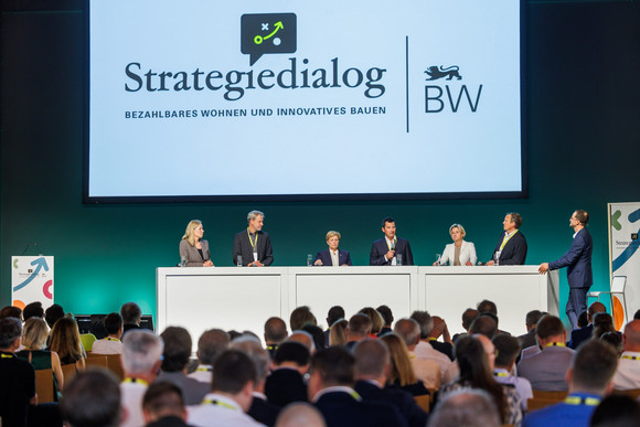 Wohnen und Bauen Zweite Jahresveranstaltung des Strategiedialogs Wohnen und Bauen Podiumsdiskussion mit den Ministerinnen Nicole Razavi, Dr. Nicole Hoffmeister Kraut und Thekla Walker sowie den Co-Vorsitzenden der Themensäulen, Tim von Winning, Prof. Dirk Hebel und Dr. Albert Dürr