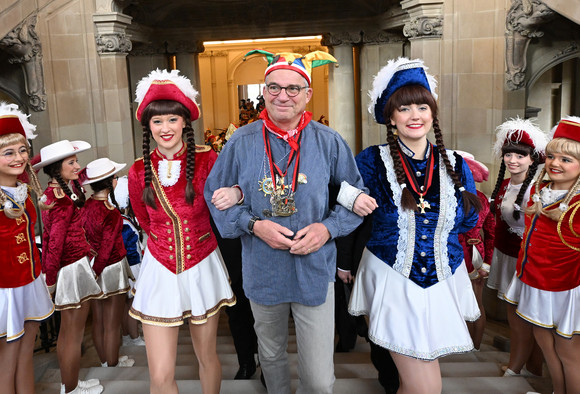 Innenminister Thomas Strobl (Mitte) in Begleitung von zwei Gardemädchen