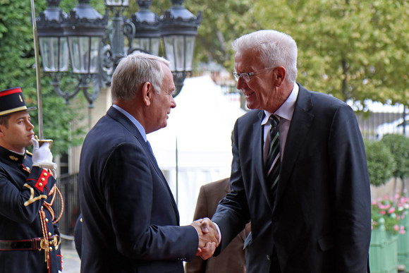 Ausland Delegationsreise nach Frankreich Ministerpräsident Winfried Kretschmann (r.) und der französische Außenminister Jean-Marc Ayrault (l.)