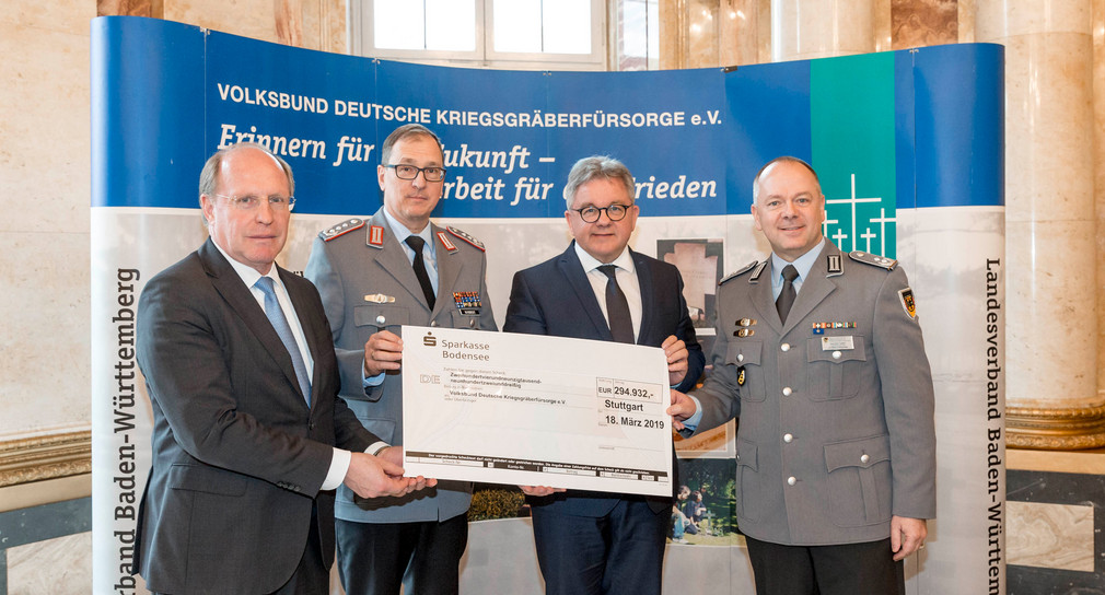 V.l.n.r: Staatssekretär Wilfried Klenk, Oberst Dieter Bohnert, stellvertretenden Kommandeurs des Landeskommandos, Oberstleutnant d. R. Joachim Fallert, Landesvorsitzender des Verbands der Reservisten der Deutschen Bundeswehr e.V., und Justizminister Guido Wolf bei der Scheckübergabe. (Bild: Thomas Klink)