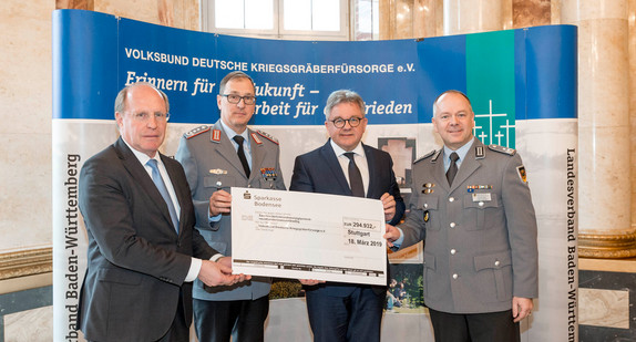 V.l.n.r: Staatssekretär Wilfried Klenk, Oberst Dieter Bohnert, stellvertretenden Kommandeurs des Landeskommandos, Oberstleutnant d. R. Joachim Fallert, Landesvorsitzender des Verbands der Reservisten der Deutschen Bundeswehr e.V., und Justizminister Guido Wolf bei der Scheckübergabe. (Bild: Thomas Klink)