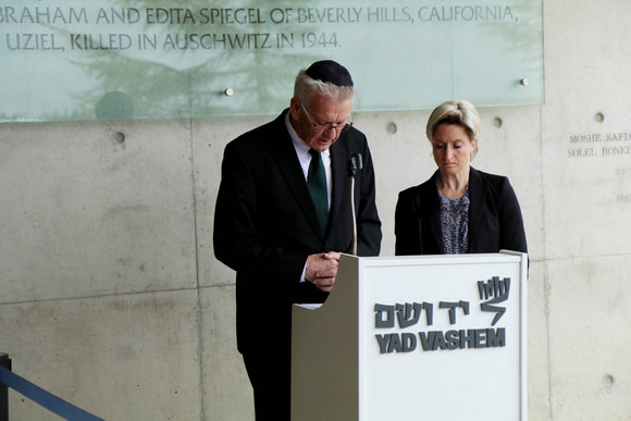 DELEGATIONSREISE Reise nach Israel und in die Palästinensischen Gebiete Ministerpräsident Winfried Kretschmann (l.) und Minsterin Nicole Hoffmeister-Kraut (r.) in der Gedenkstätte Yad Vashem