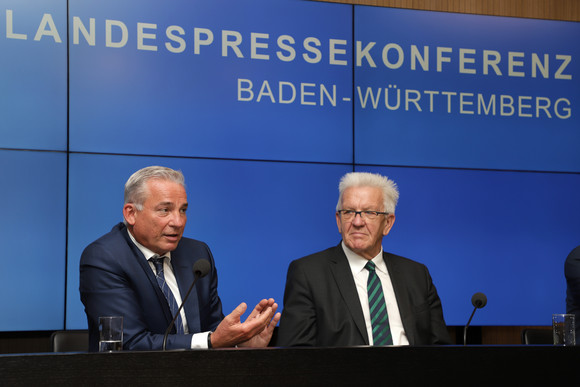 Pressekonferenz Land stärkt Schutz jüdischer Einrichtungen Ministerpräsident Winfried Kretschmann (r.) und Innenminister Thomas Strobl (l.) bei der Regierungspressekonferenz (Bild: Staatsministerium Baden-Württemberg)