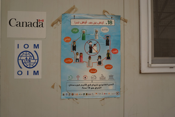Entwicklungshilfe Hilfsprojekte im Nordirak Plakat gegen Kinderehen in einem Community Centre in einem Flüchtlingscamp (Foto: Stiftung Entwicklungs-Zusammenarbeit Baden-Württemberg)