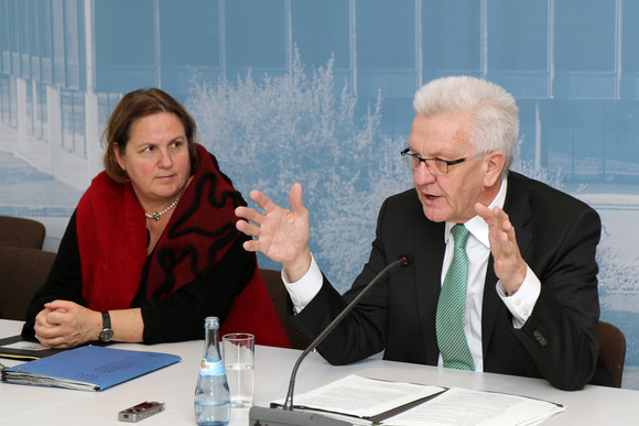 Pressekonferenz Humanitäres Engagement mit Projekten im Nordirak Ministerpräsident Winfried Kretschmann (r.) und Staatssekretärin Theresa Schopper (l.)
