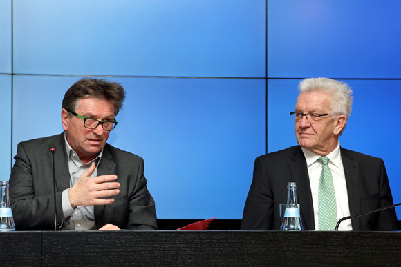Pressekonferenz Landesregierung stärkt wohnortnahe Pflegestrukturen Ministerpräsident Winfried Kretschmann (r.) und der Minister für Soziales und Integration, Manne Lucha (l.), bei der Regierungspressekonferenz