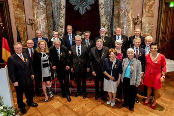 Auszeichnung Verdienstorden des Landes an 19 verdiente Persönlichkeiten Gruppenbild mit Ministerpräsident Winfried Kretschmann (M.) und den Ordensprätendenten
